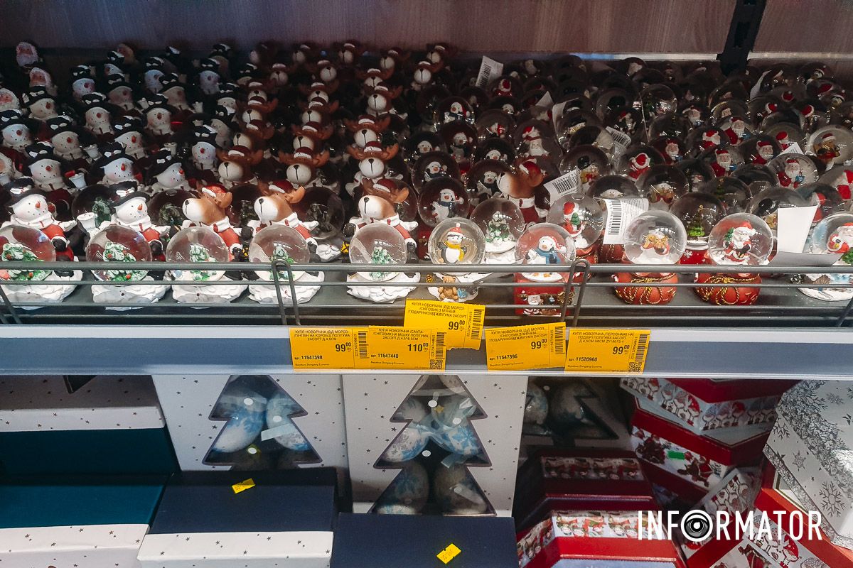 Ціни просто шокують: скільки у Дніпрі коштує придбати штучну ялинку та святкові аксесуари до Нового року 15