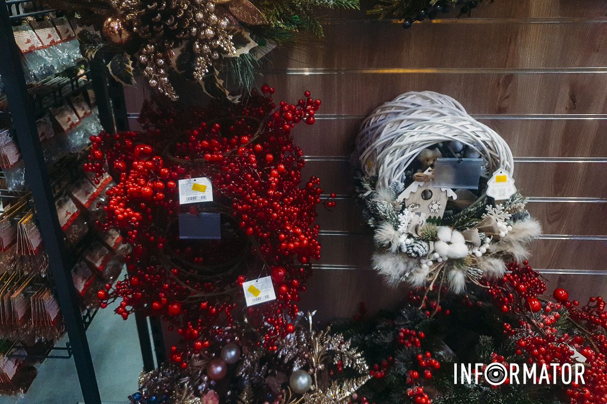 Ціни просто шокують: скільки у Дніпрі коштує придбати штучну ялинку та святкові аксесуари до Нового року 17