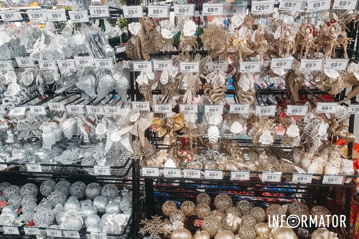 Невеликі прикраси на ялинку