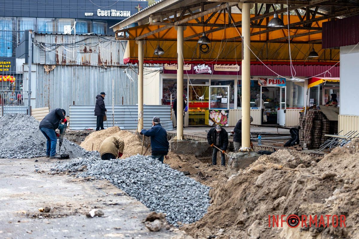 Территория ограждена металлическим забором и сигнальной лентой