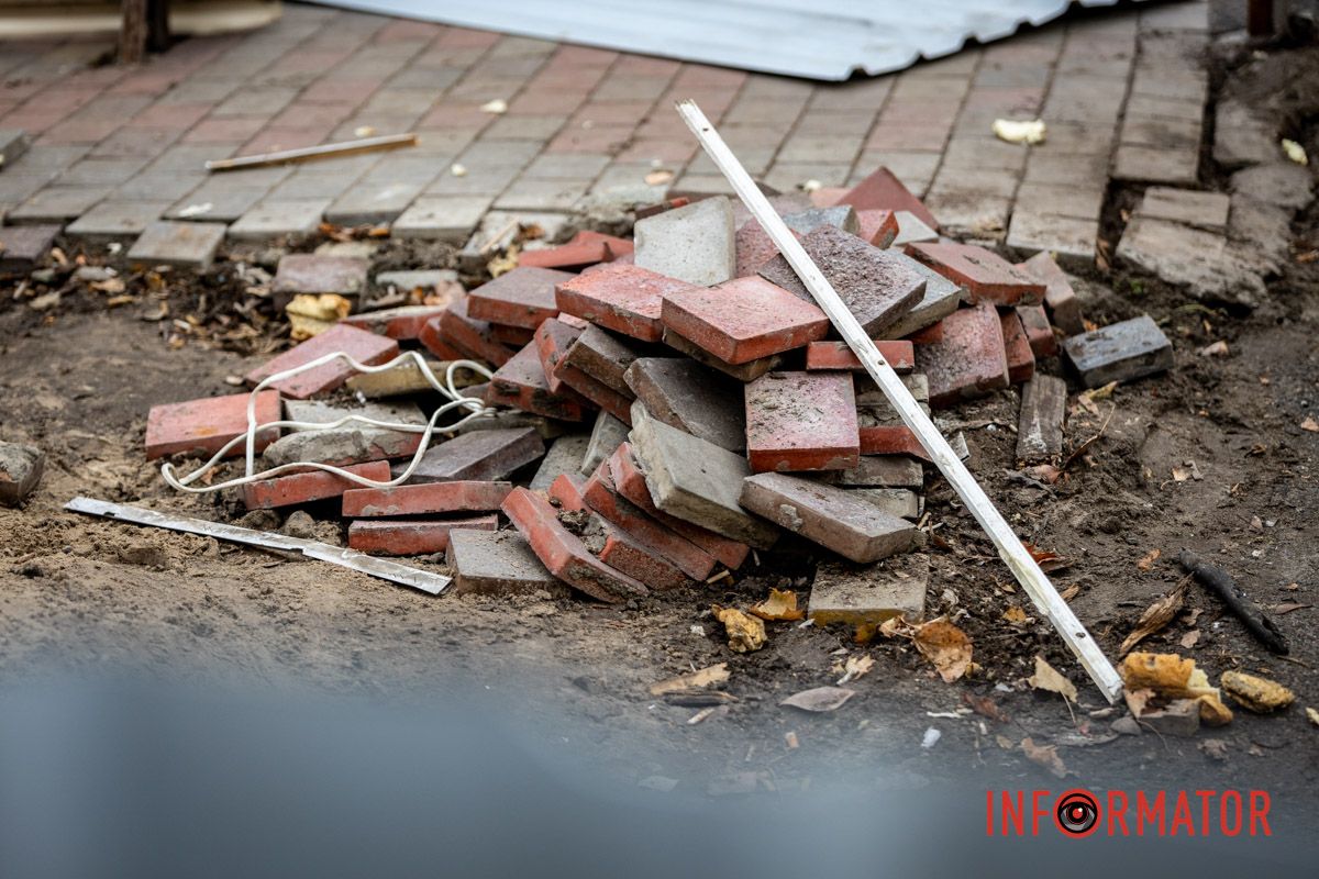 Там рабочие вырыли большой котлован и срезали часть металлических торговых рядов