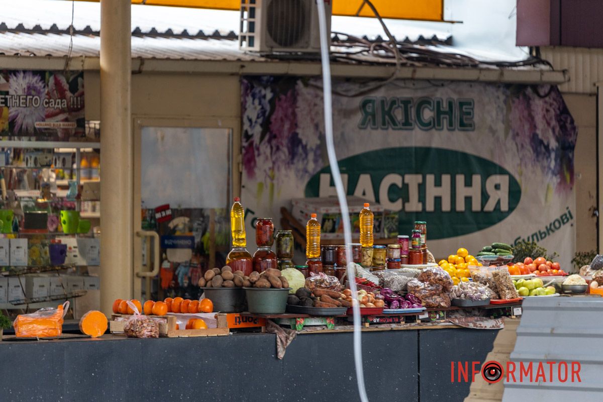 Он находится в жилом массиве Победа, напротив так называемой 