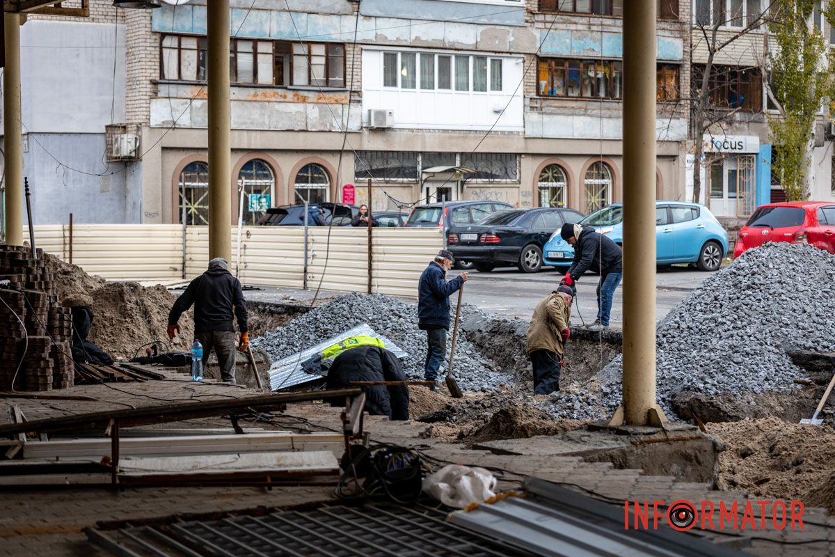 Металлический забор ограждает строительный участок