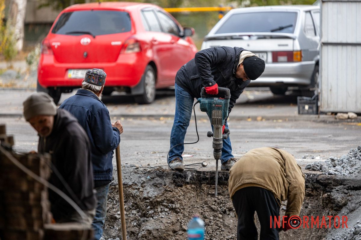 Строители продолжают рыть котлован