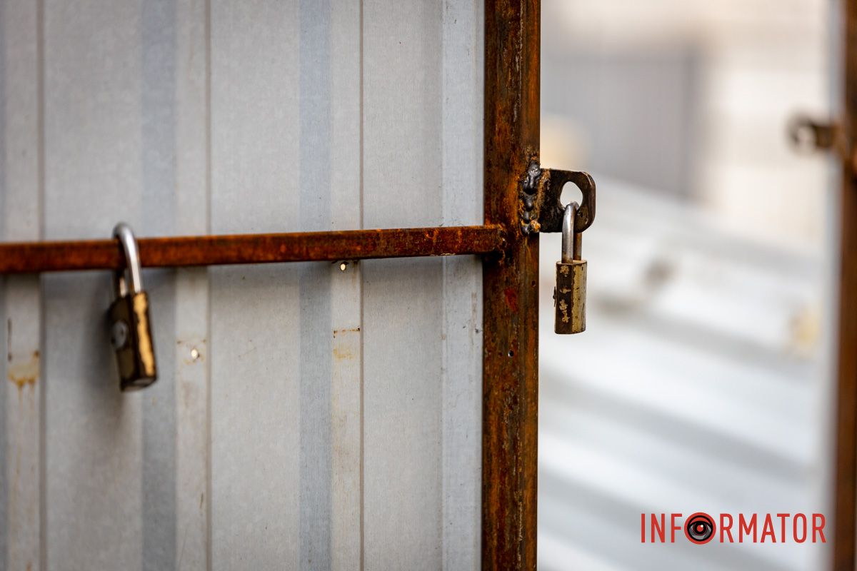 Вместо прилавков - большая яма на месте торговли