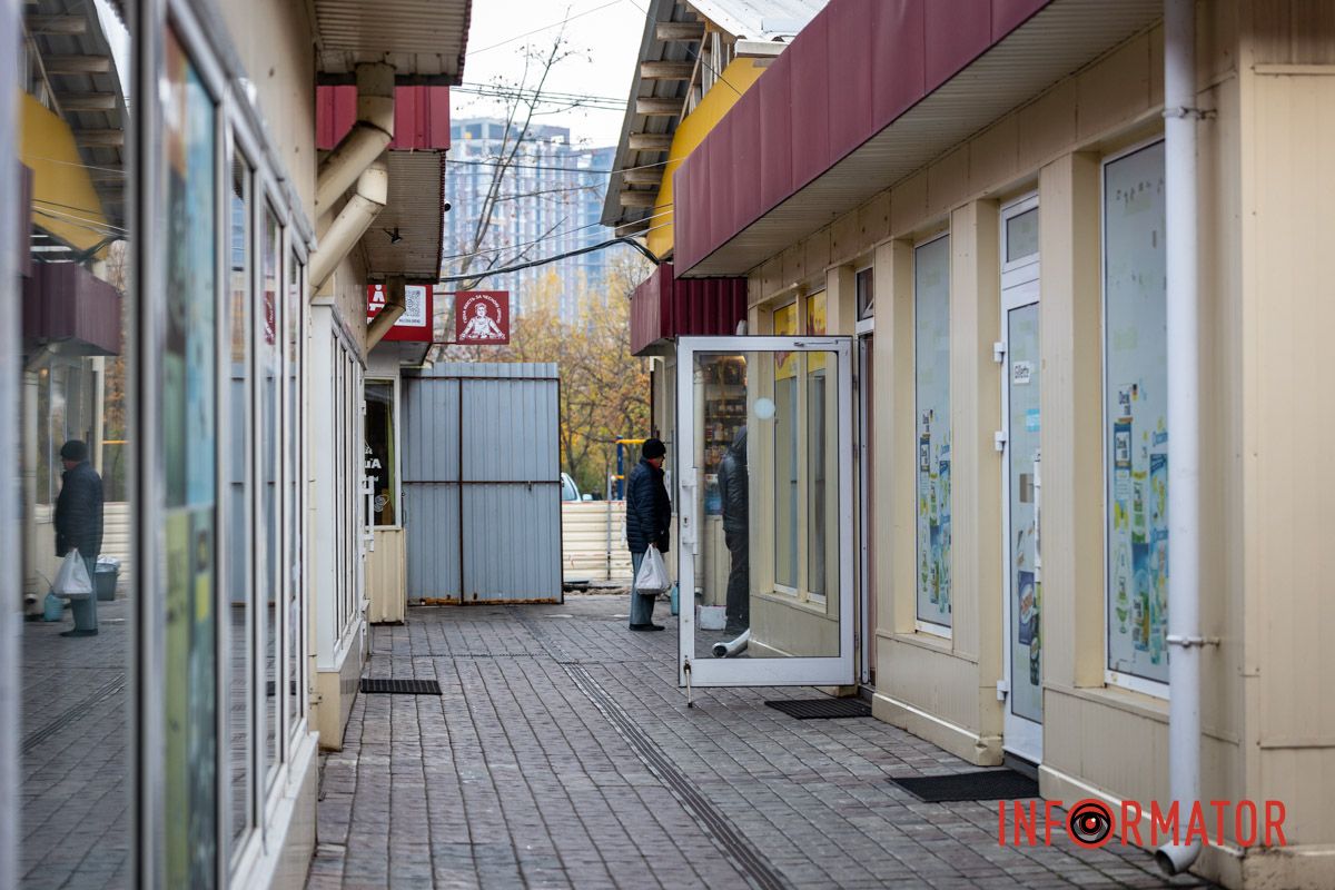 Рабочие роют котлован на рынке 