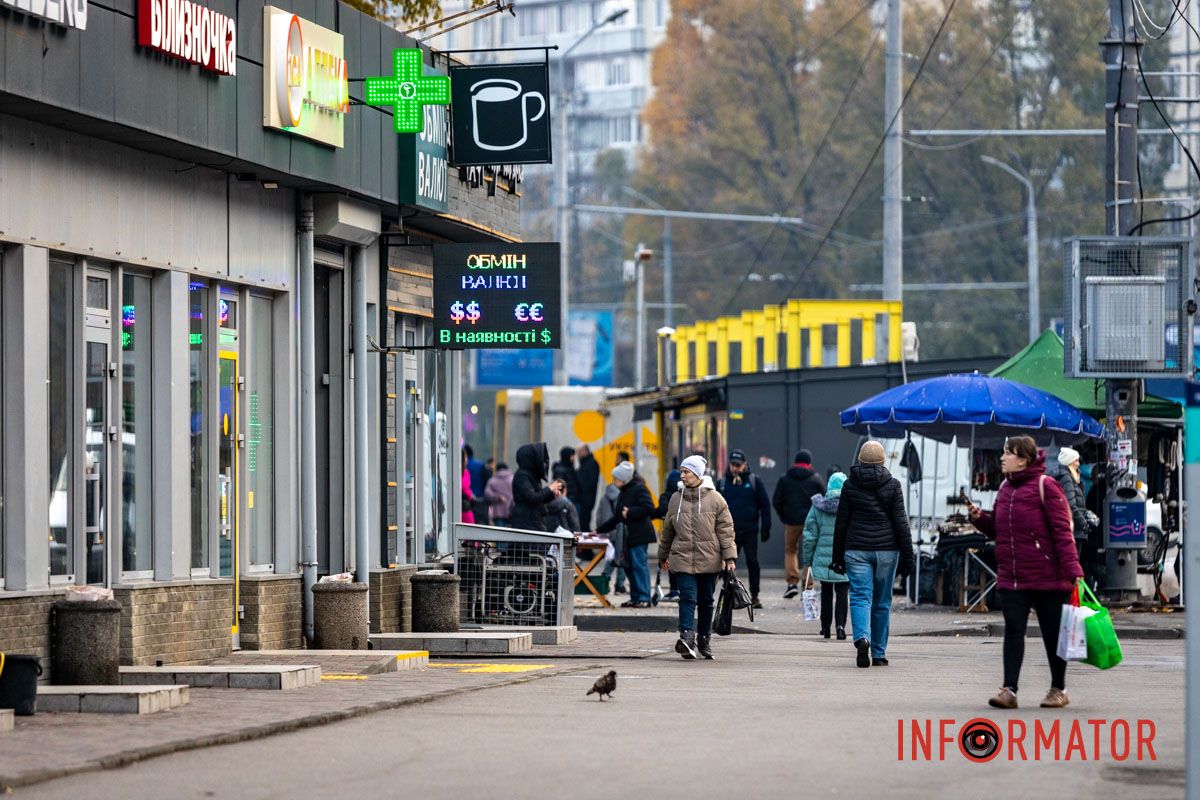 Отметим, что большая часть рынка, на котором расположены магазины с промышленными товарами, продолжает работать