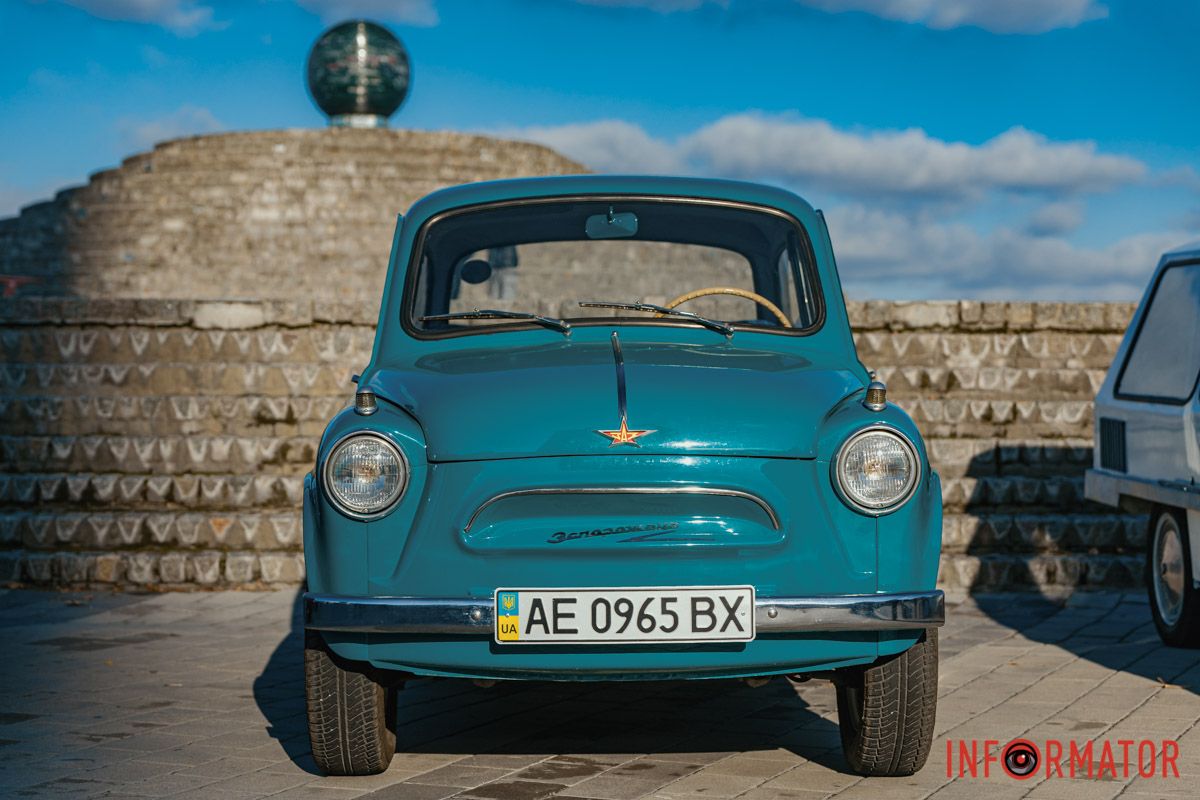 16 ноября в Днепре, на Фестивальном причале, собрались поклонники ретро-машин 16 ноября в Днепре, на Фестивальном причале, собрались поклонники ретро-машин