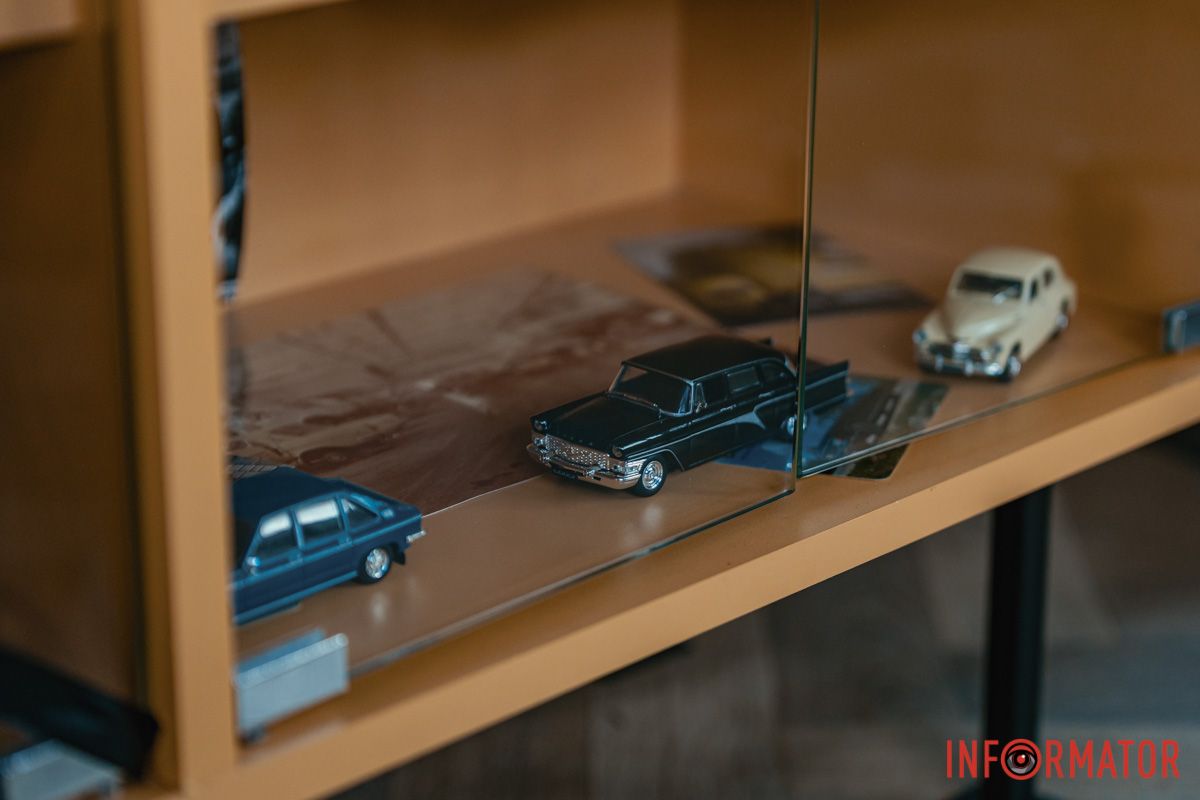 Это автобус, в котором есть модели автомобилей, которые представлены в музее Это автобус, в котором есть модели автомобилей, которые представлены в музее