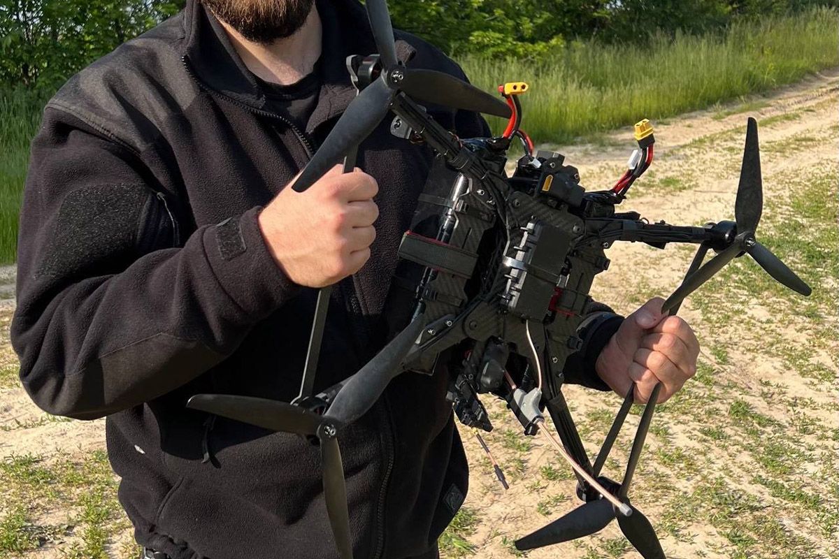 Весь час польоту пілот може контролювати маршрут по аналоговій камері Дрон, який важко загубити: про особливі технологічні рішення бомбера STING Mad Max розповів Юрій Голик 2