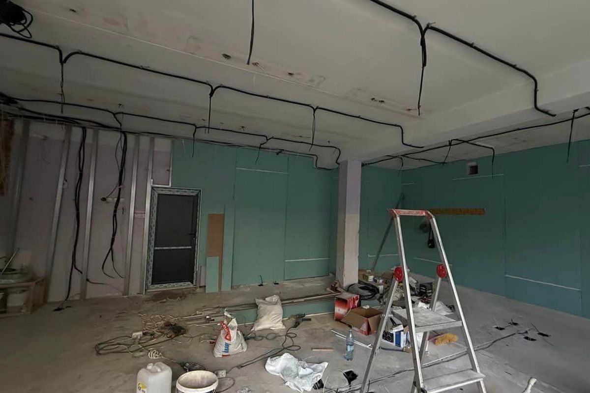 Укладывают электропроводку, монтируют гипсокартон на стенах, уже залили стяжку на пол В Днепре идет реконструкция помещений под лаборатории махатроники в двух школах 2