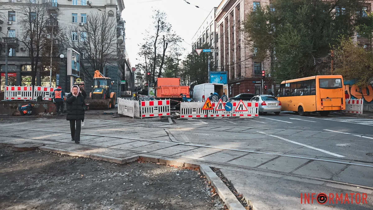 У Дніпрі на Михайла Грушевського тривають будівельні роботи: частину дороги перекрито, утворився затор