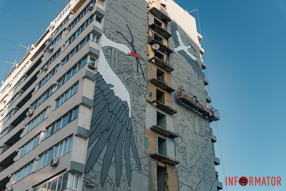 Работы еще продолжаются Аисты на Калиновой: в Днепре создают мурал о надежде и восстановлении 14