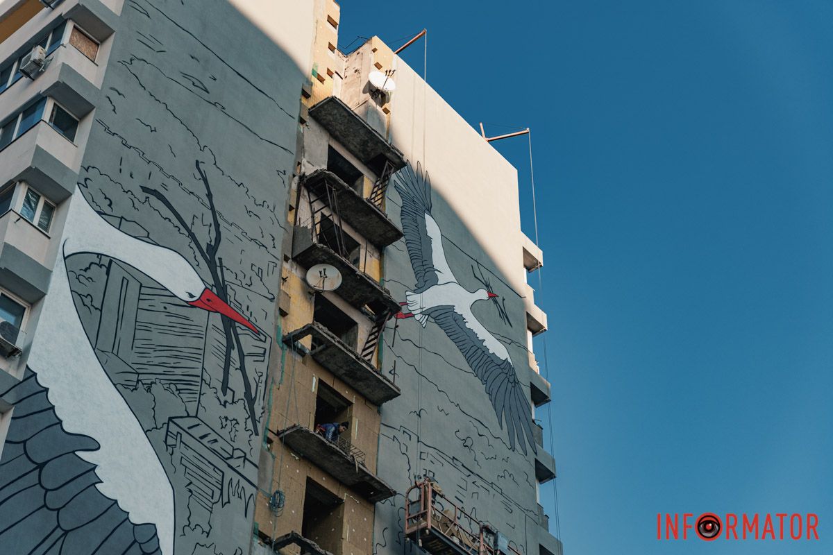 Фото - Андрей Шушпан Аисты на Калиновой: в Днепре создают мурал о надежде и восстановлении 13