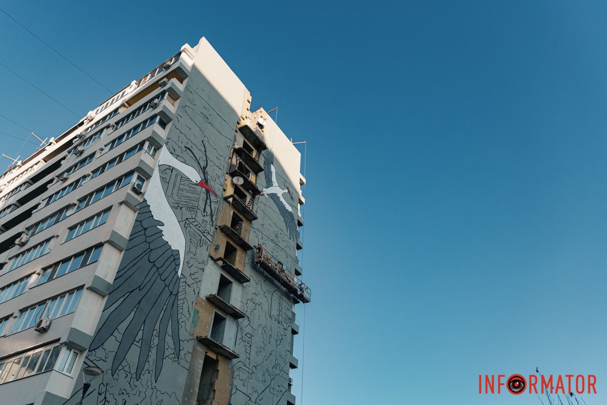 Работы по обустройству придомовой территории еще продолжаются Аисты на Калиновой: в Днепре создают мурал о надежде и восстановлении 12