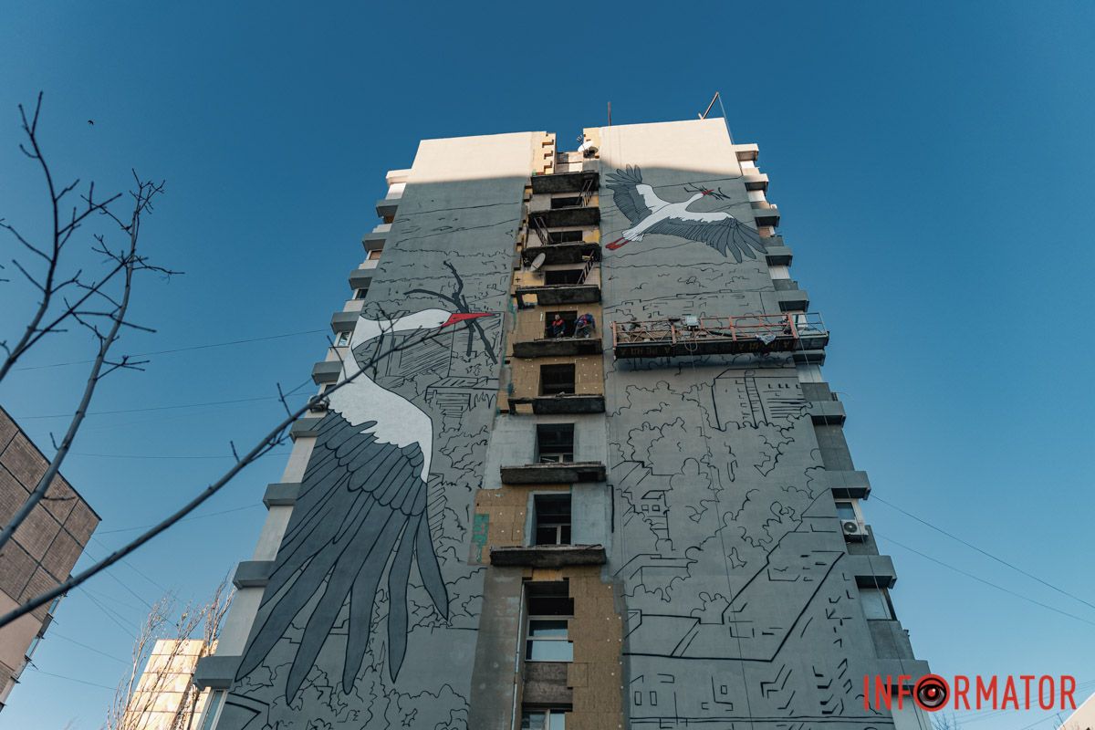 Перед началом создания мурала, стена дома была утеплена и оштукатурена Аисты на Калиновой: в Днепре создают мурал о надежде и восстановлении 11