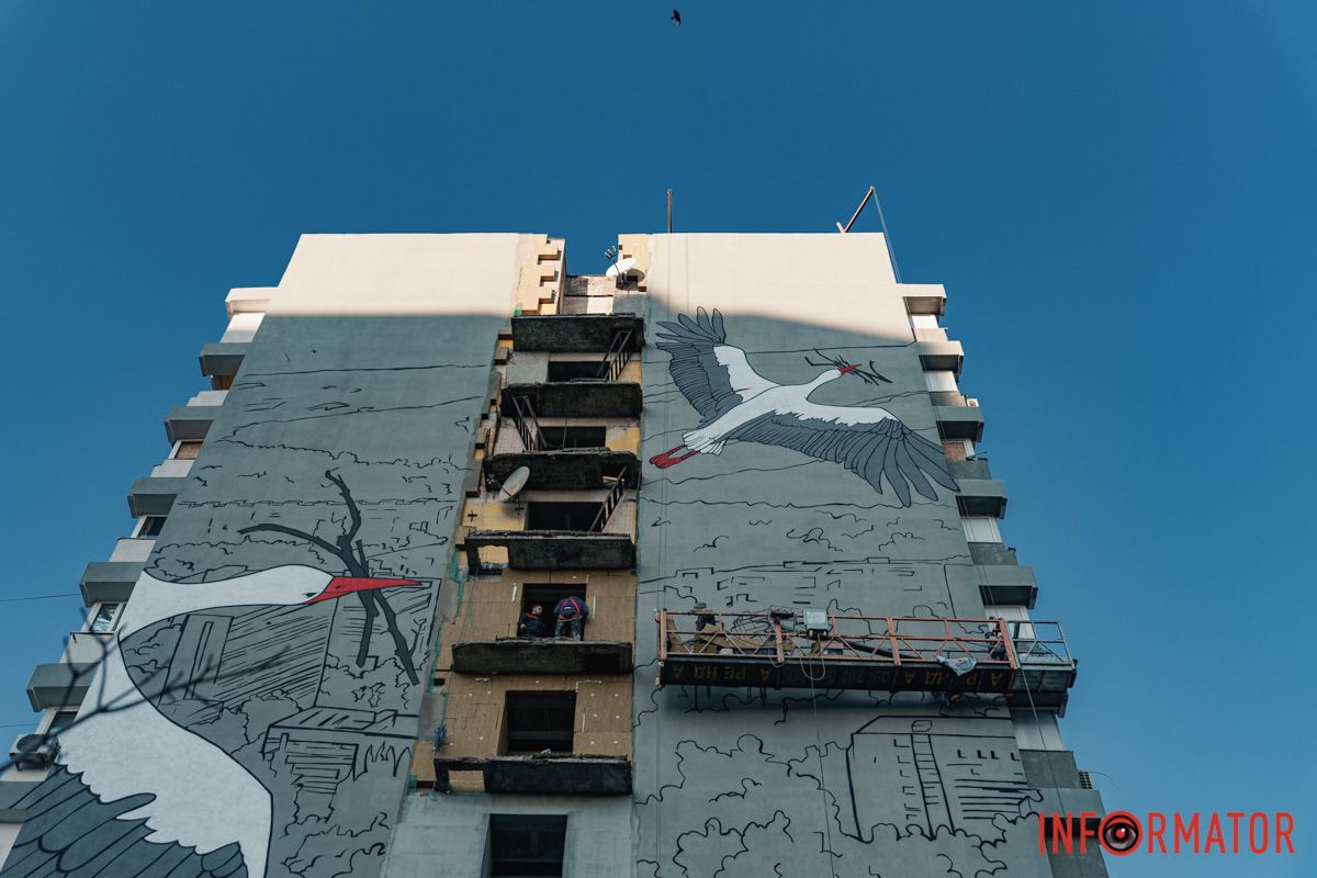 Это символизирует строительство нового дома Аисты на Калиновой: в Днепре создают мурал о надежде и восстановлении 10
