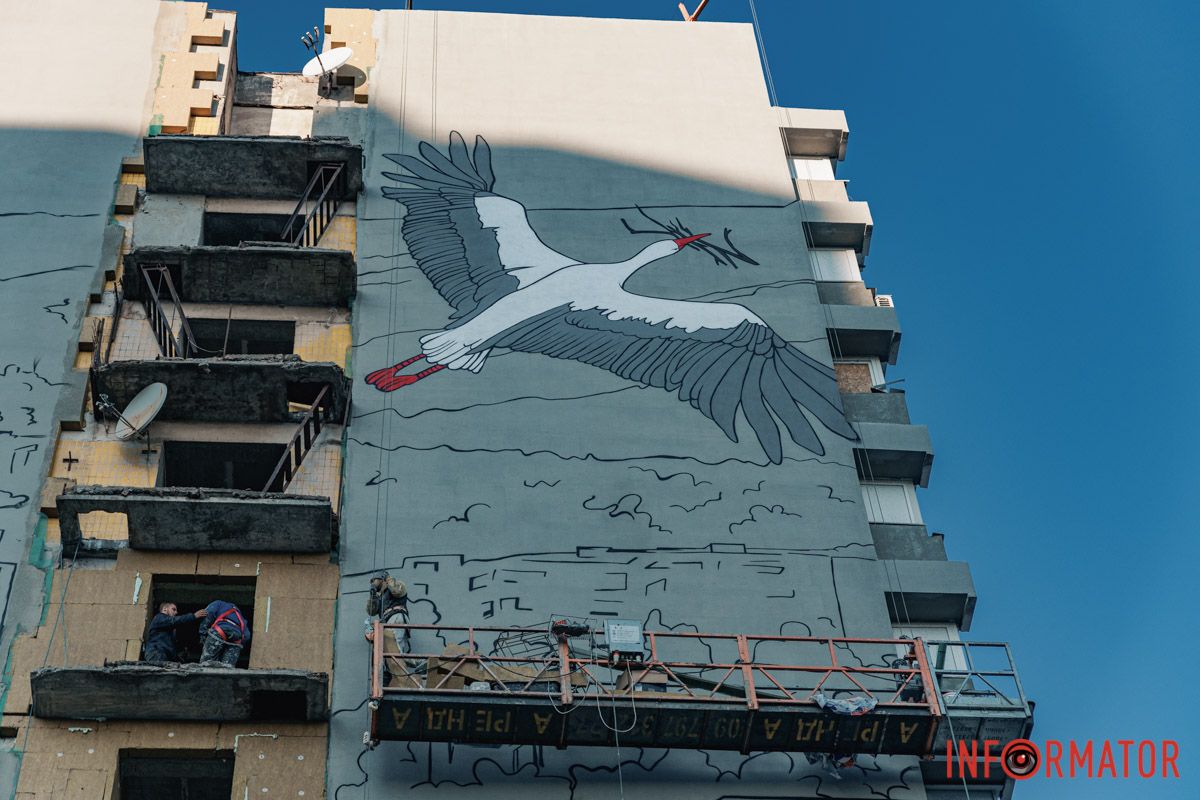 Они держат в клюве ветки Аисты на Калиновой: в Днепре создают мурал о надежде и восстановлении 9