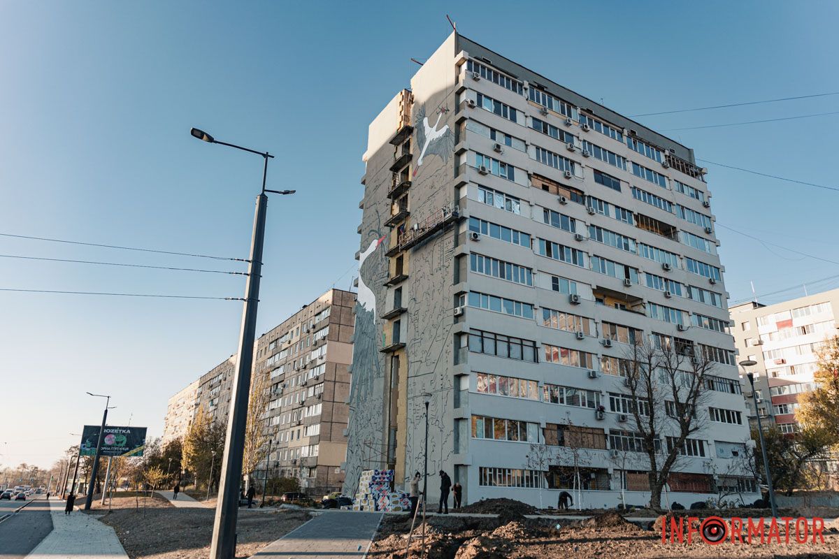 Теперь на месте трагедии появится изображение аистов Аисты на Калиновой: в Днепре создают мурал о надежде и восстановлении 8
