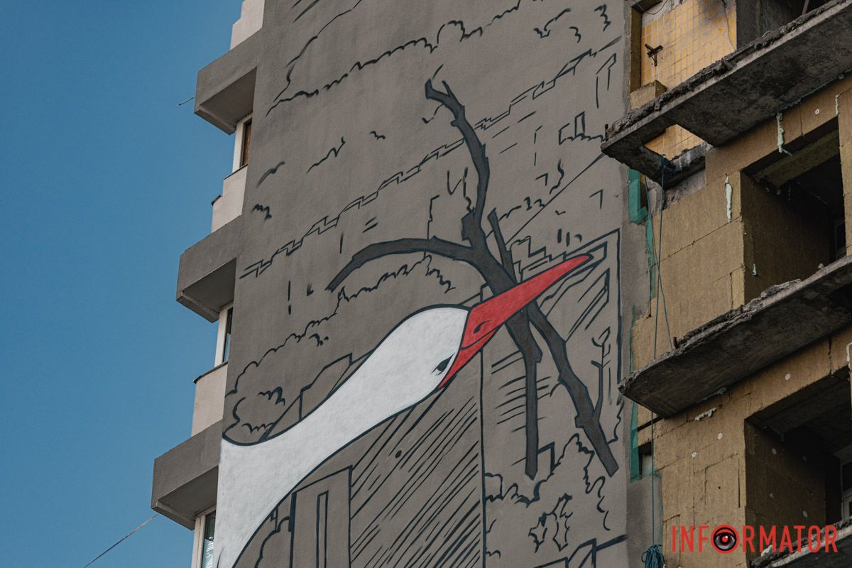 Тогда были выбиты окна, повреждены балконы Аисты на Калиновой: в Днепре создают мурал о надежде и восстановлении 6