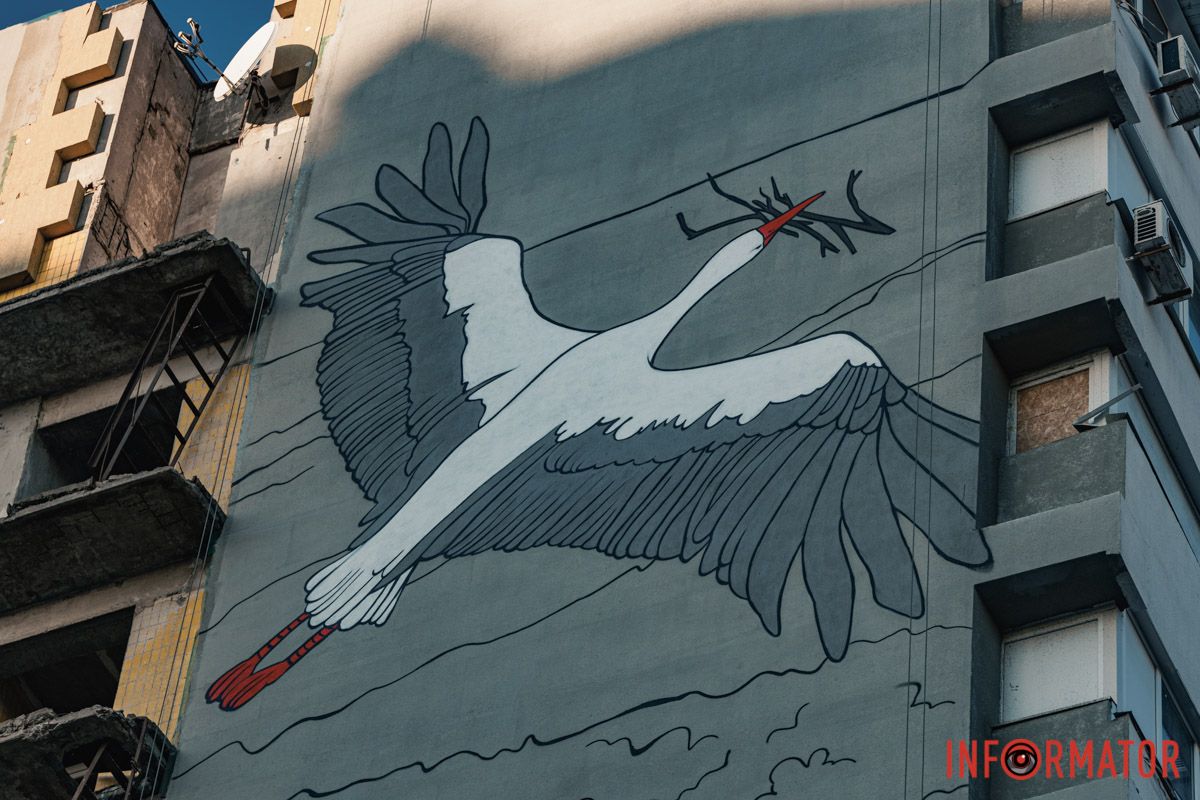 Два года тому назад этот дом пострадал от вражеского удара Аисты на Калиновой: в Днепре создают мурал о надежде и восстановлении 5