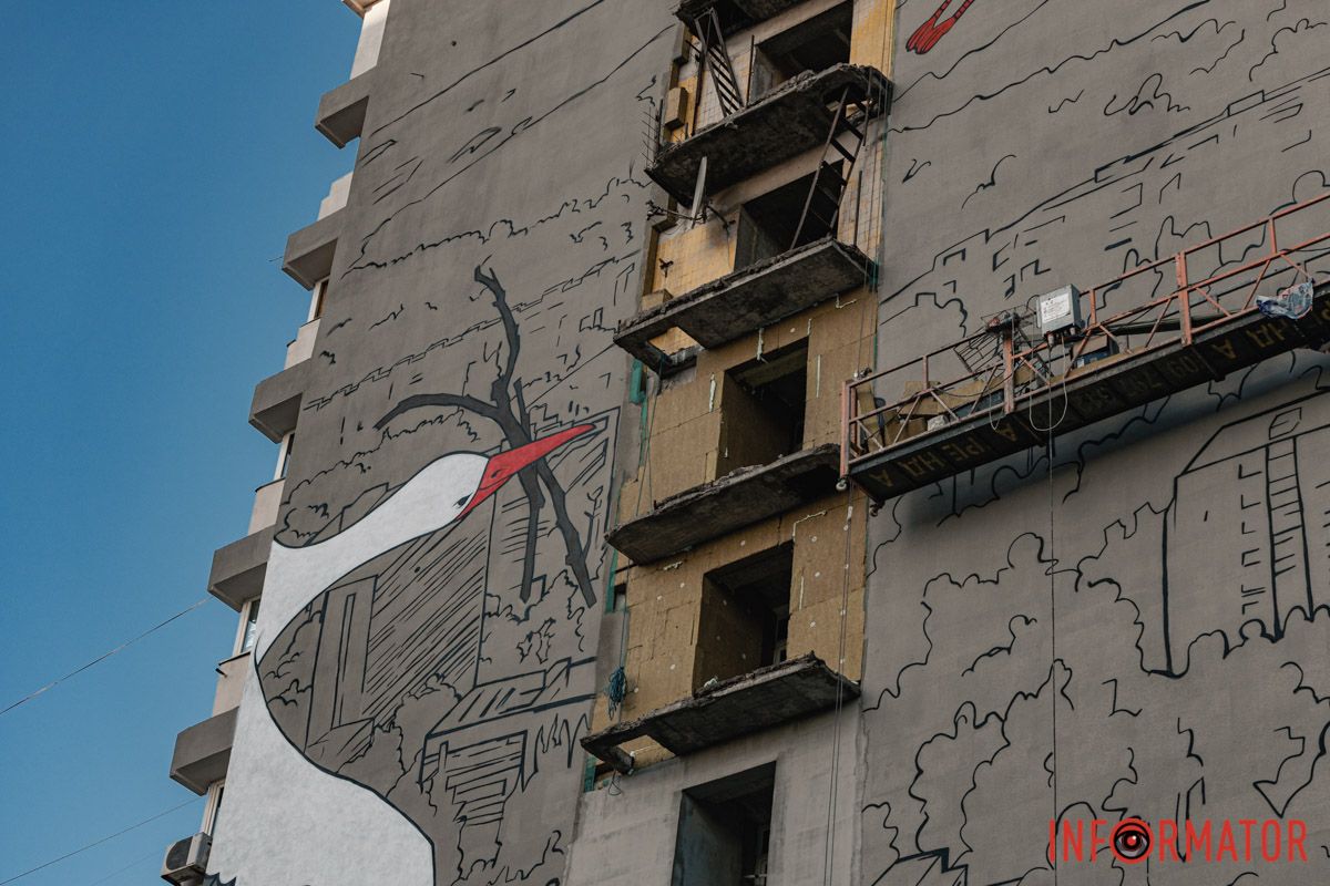 Работа над стенописью длится уже несколько дней Аисты на Калиновой: в Днепре создают мурал о надежде и восстановлении 4