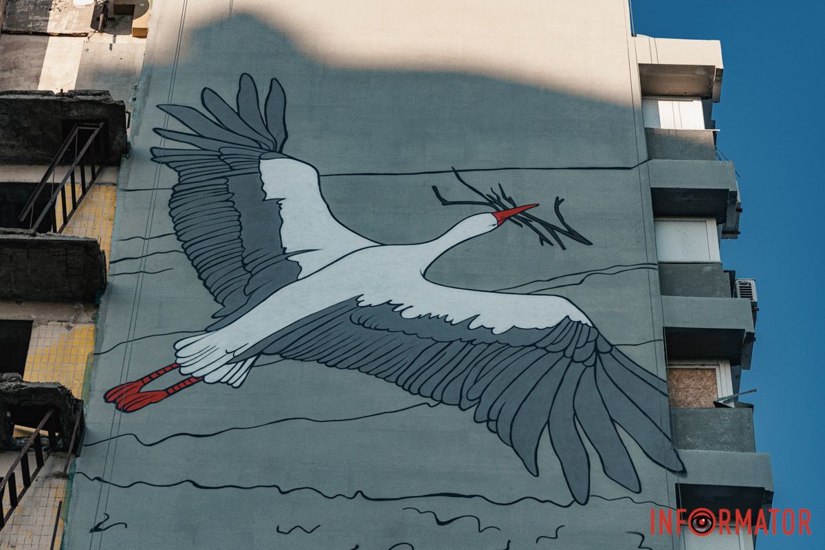 Он станет символом верности, счастья и надежды на восстановление Аисты на Калиновой: в Днепре создают мурал о надежде и восстановлении 3