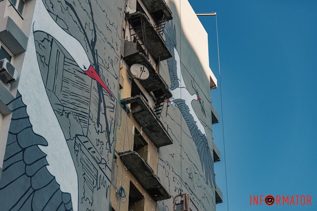 На улице Калиновой в Днепре художники создают новый мурал Аисты на Калиновой: в Днепре создают мурал о надежде и восстановлении 1