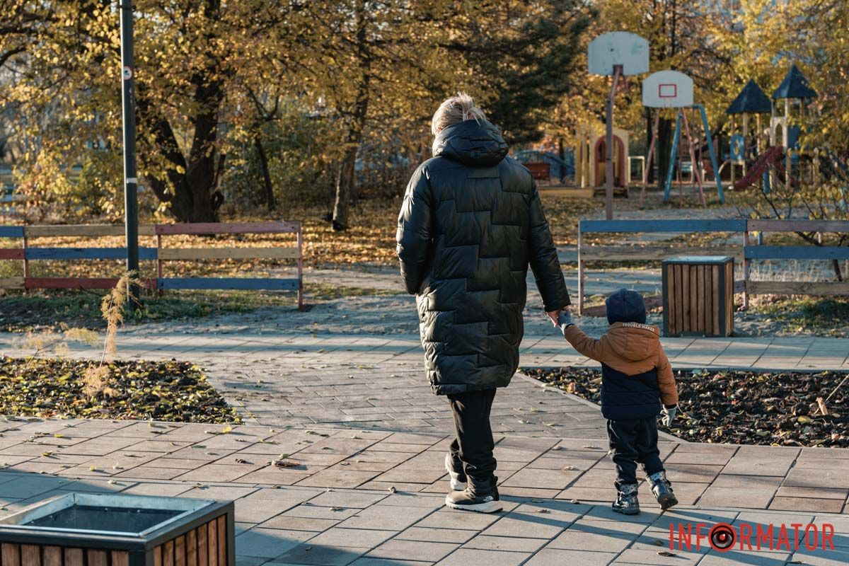 Место приобрело спрос В Днепре на Солнечном рядом с заброшенной детской площадкой завершили обустройство нового сквера 9