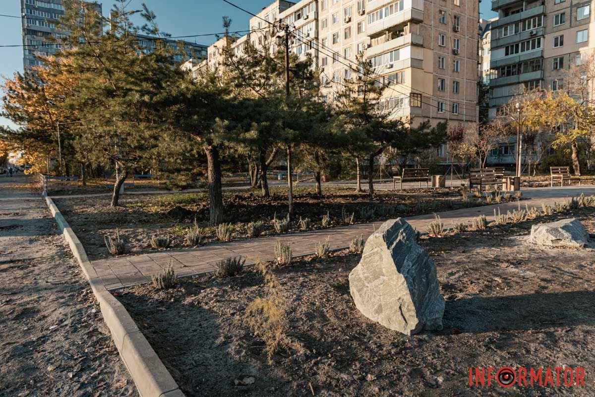 Однако заброшенная детская площадка рядом остается нетронутой В Днепре на Солнечном рядом с заброшенной детской площадкой завершили обустройство нового сквера 6