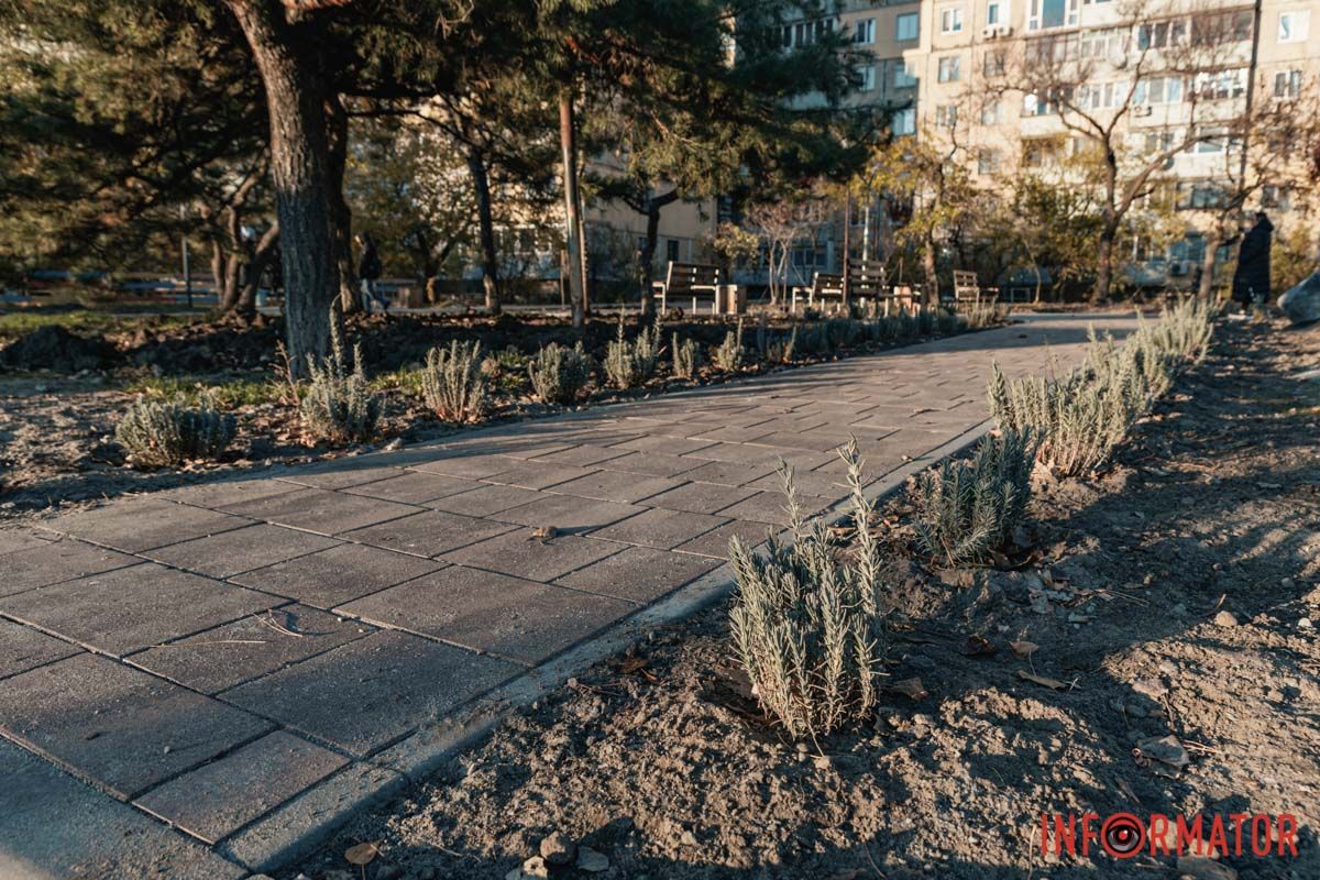 Теперь в сквере есть новые тротуарные дорожки, лавочки, урны и современное уличное освещение В Днепре на Солнечном рядом с заброшенной детской площадкой завершили обустройство нового сквера 3