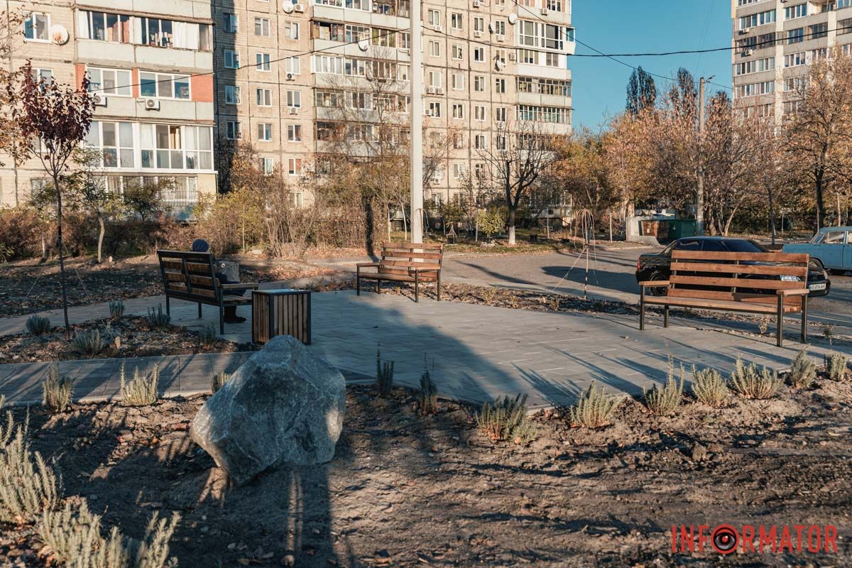 Зеленая зона расположена напротив дома №54 В Днепре на Солнечном рядом с заброшенной детской площадкой завершили обустройство нового сквера 2