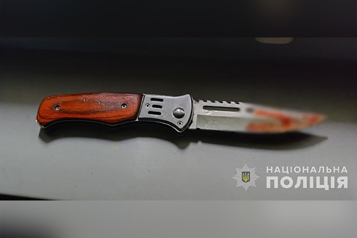 18 листопада у центральній частині Дніпра 51-річний чоловік вдарив 37-річного чоловіка розкладним ножем у живіт 18 листопада у центральній частині Дніпра 51-річний чоловік вдарив 37-річного чоловіка розкладним ножем у живіт
