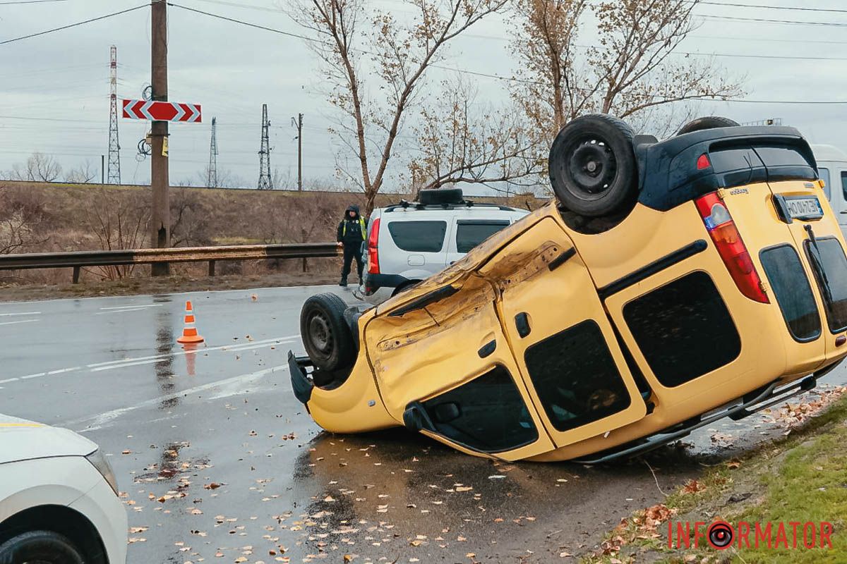 У четвер, 21 листопада, у Дніпрі перед заїздом на Самарський міст сталася аварія