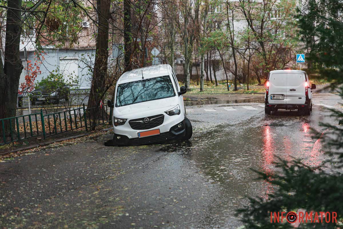 Переднє колесо машини опинилось у ямі Переднє колесо машини опинилось у ямі