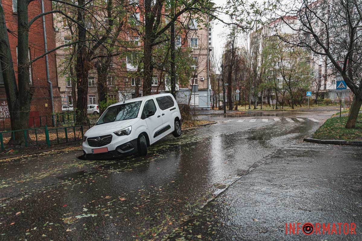 Станом на 14:07 автівку вже витягнули Станом на 14:07 автівку вже витягнули