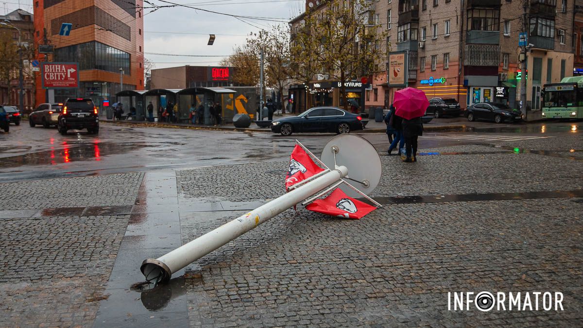 В Днепре на Европейской площади ветер повалил столб