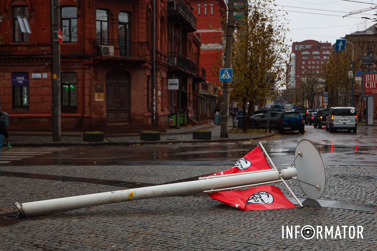 Рядом с улицей Королевы Елизаветы II В Днепре на Европейской площади ветер свалил столб 8