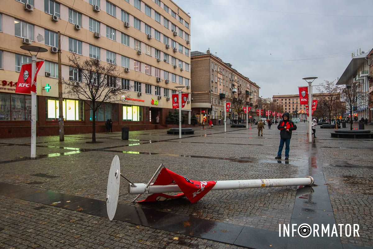 В Днепре сильный ветер В Днепре на Европейской площади ветер повалил столб 7