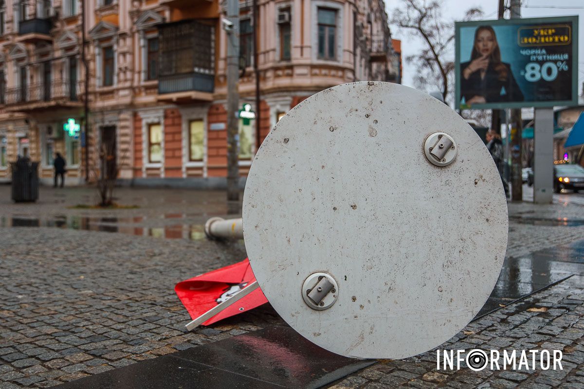 По состоянию на 14:01 столб с земли не убрали В Днепре на Европейской площади ветер свалил столб 6