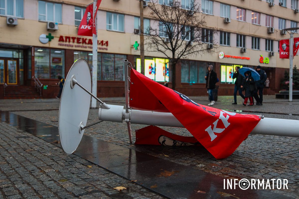 Обошлось без пострадавших В Днепре на Европейской площади ветер свалил столб 5
