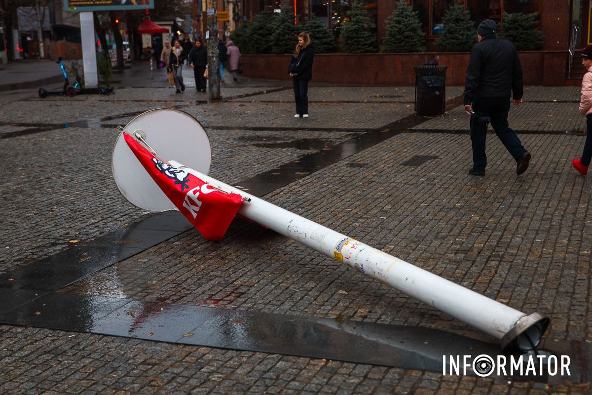 Через ветер В Днепре на Европейской площади ветер свалил столб 3