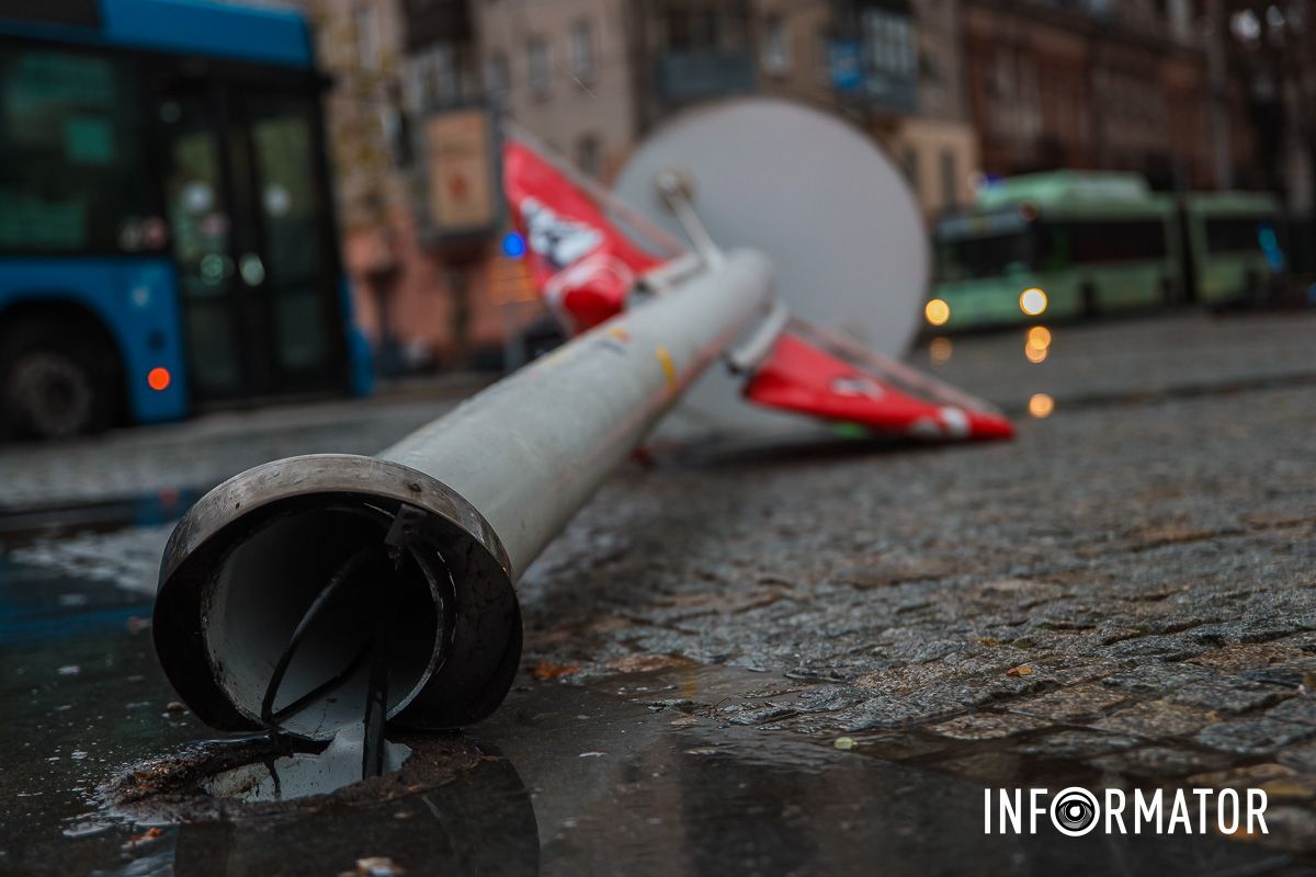 Рядом с остановкой транспорта В Днепре на Европейской площади ветер свалил столб 4