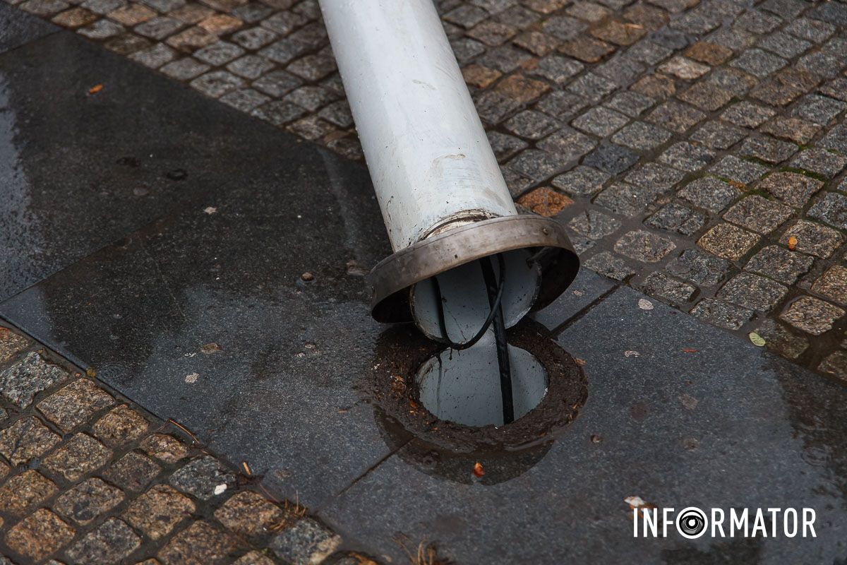 Упала электроопора В Днепре на Европейской площади ветер свалил столб 2