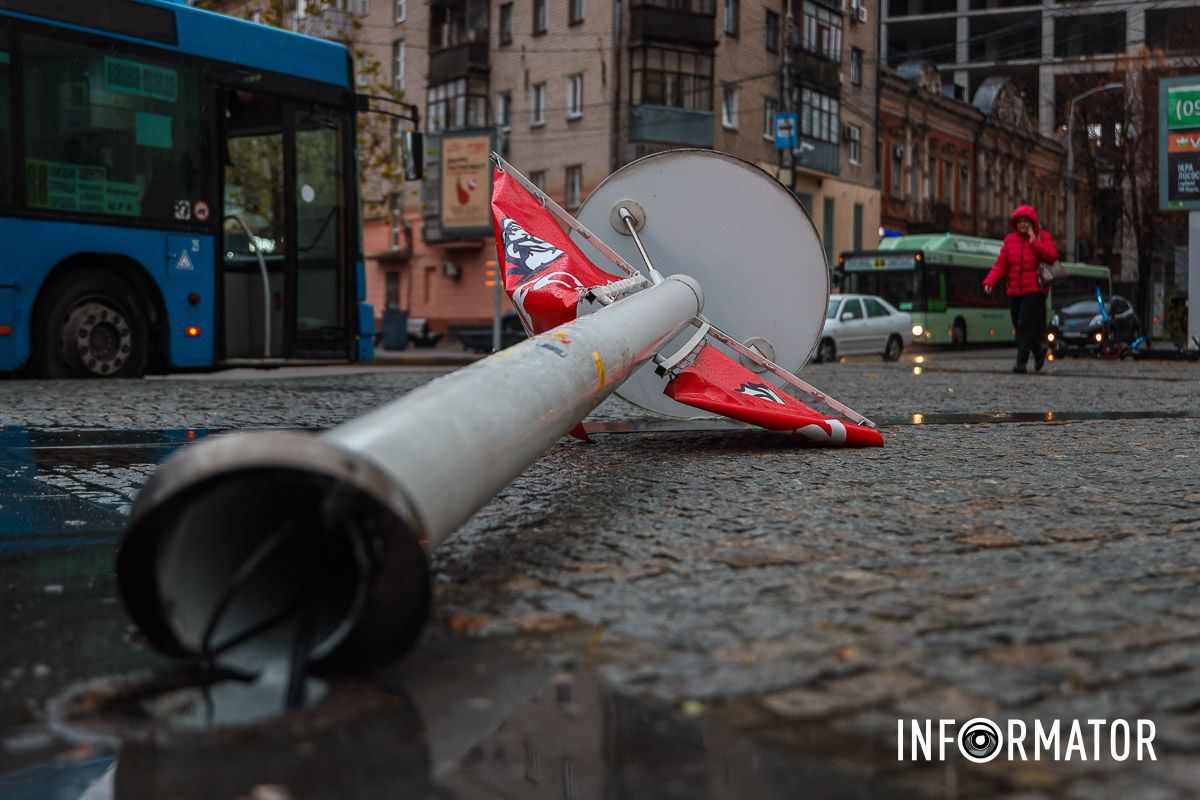 Европейская площадь В Днепре на Европейской площади ветер свалил столб 1