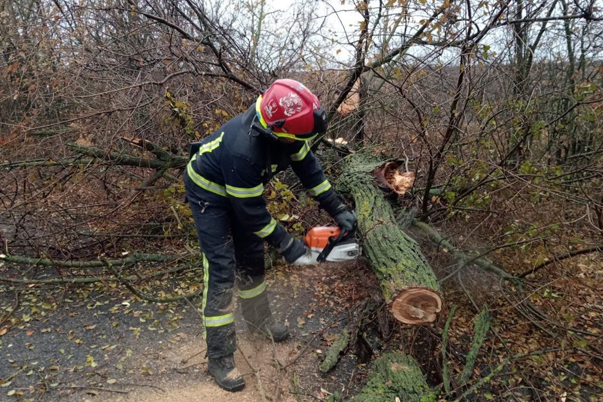 Усі комунальні та надзвичайні служби працювали в посиленому режимі Усі комунальні та надзвичайні служби працювали в посиленому режимі