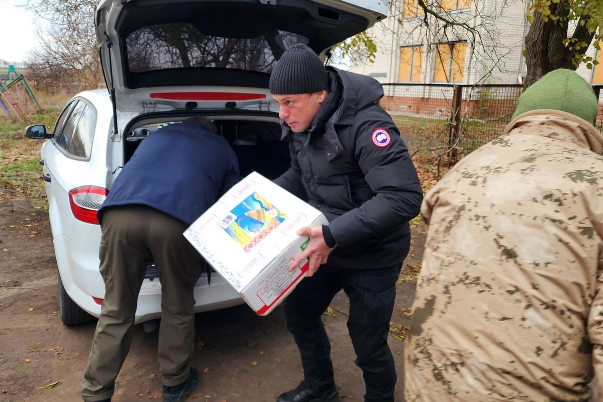 Мер Кам’янського та голова БФ «Осоння України» передали Захисникам РЕБи, дрони та смаколики 2