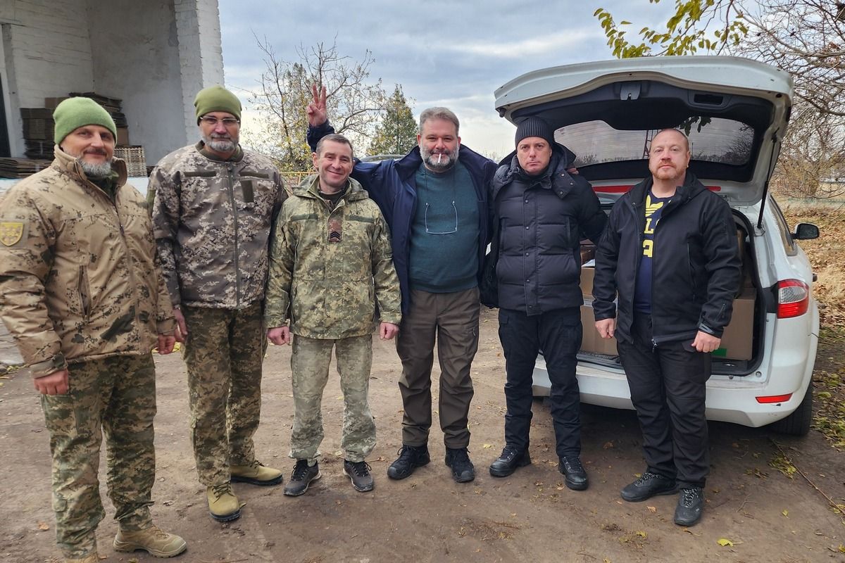 Мер Кам’янського та голова БФ «Осоння України» передали Захисникам РЕБи, дрони та смаколики 3