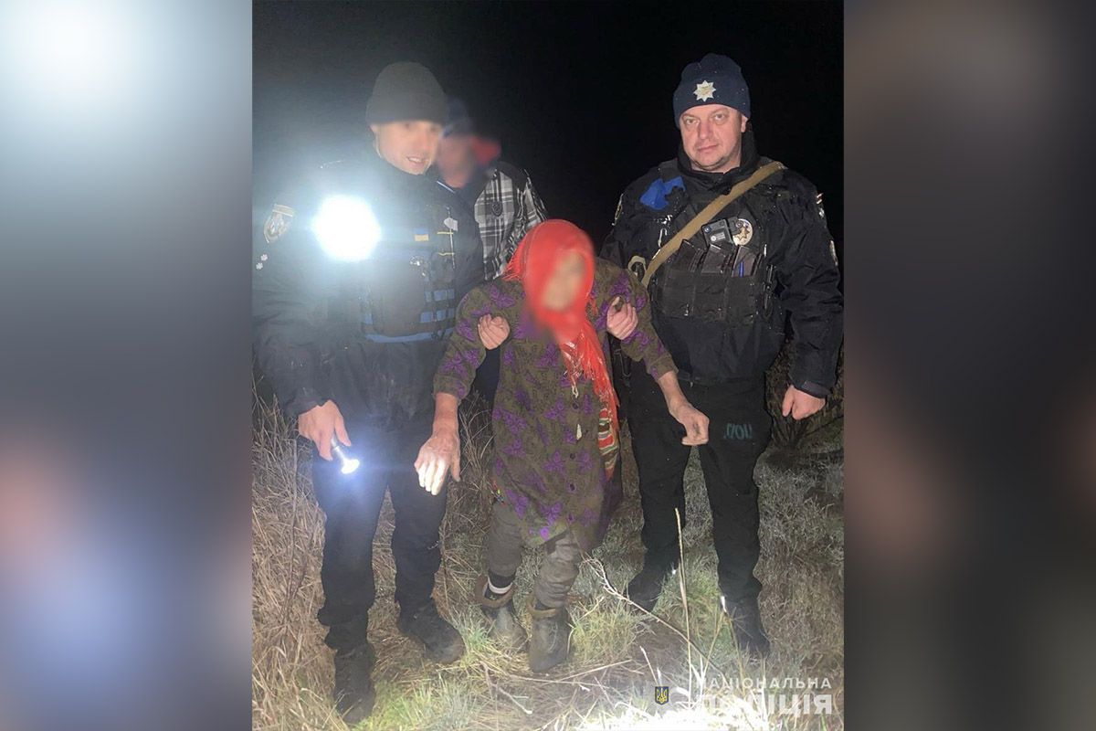 Поліцейські допомогли бабусі повернутися до рідних Поліцейські допомогли бабусі повернутися до рідних