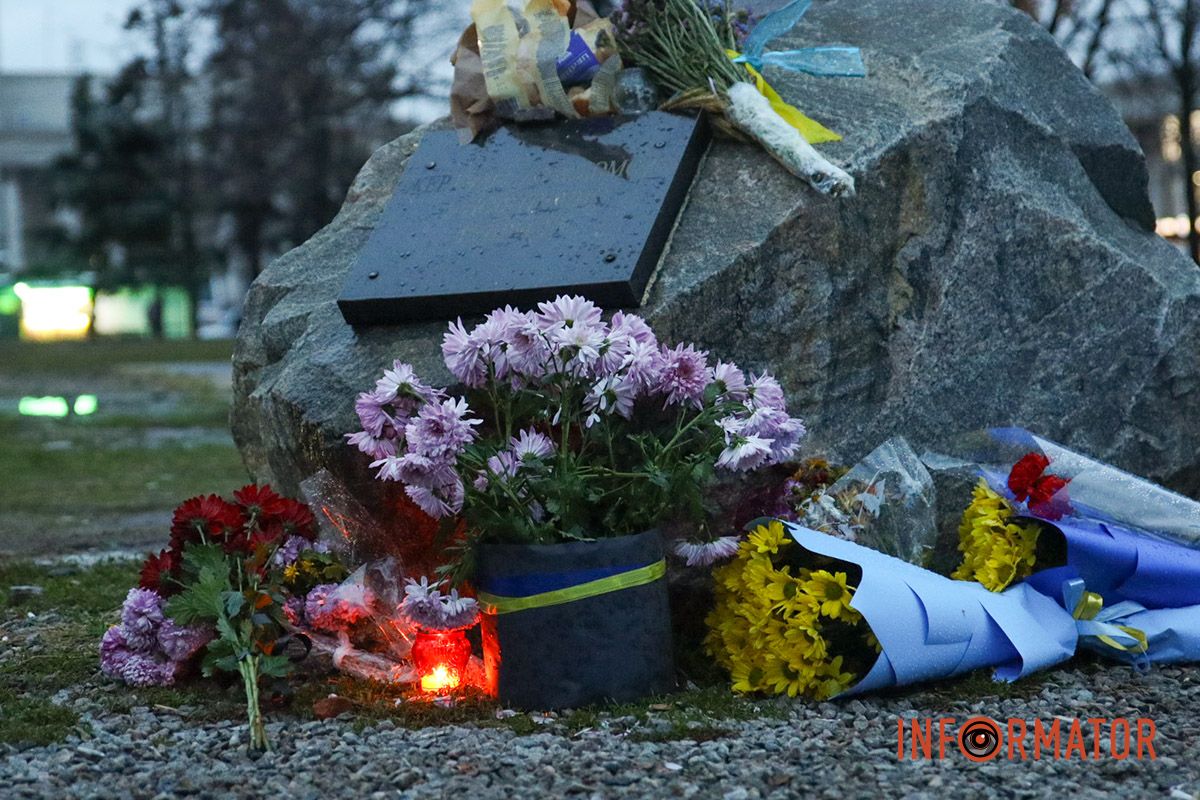 Люди приносять квіти